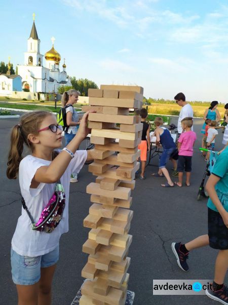 День независимости в Авдеевке: награждения, метания красок и концерт (ФОТОРЕПОРТАЖ)