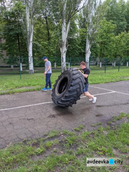 В Авдеевке прошли соревнования силачей «Казацкие развлечения»