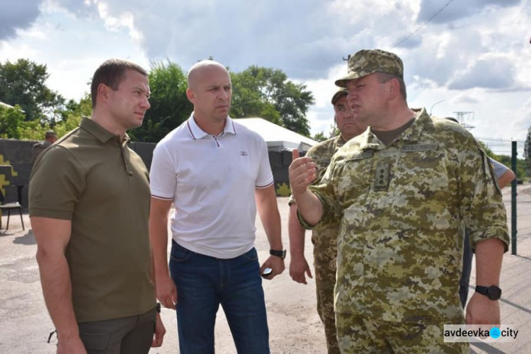 Новый глава Донецкой ОГА прибыл на КПВВ у линии разграничения (ФОТО)