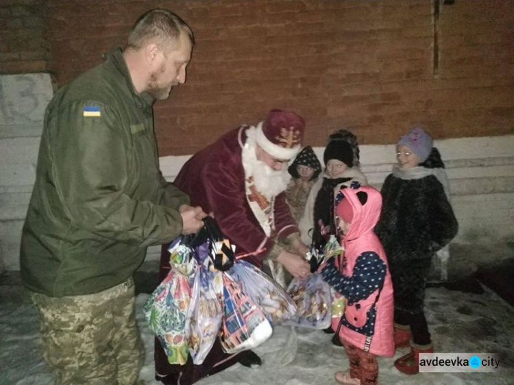 Детям из Авдеевки и еще трех прифронтовых населенных пунктов  устроили новогоднее чудо  (ФОТО)