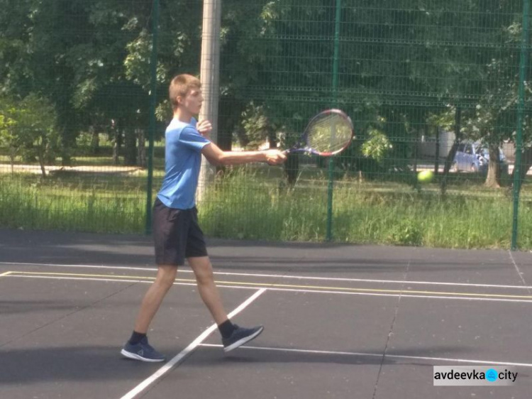 В Авдеевке проходит городской турнир по теннису: имена победительниц известны, мужчинам предстоят заключительные игры (ФОТО)