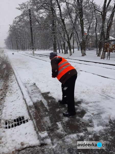 В Авдеевке выпал снег (ФОТОФАКТ)