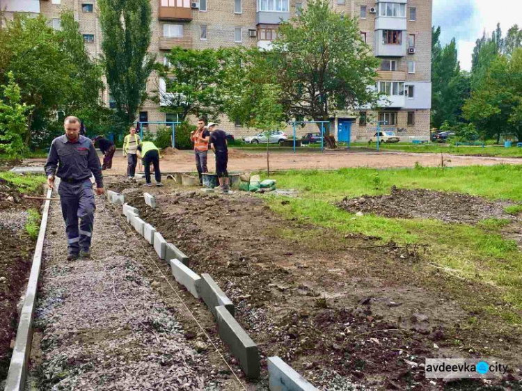 На детской площадке, которую строит для города Метинвест, проложили пешеходные дорожки (ФОТО)