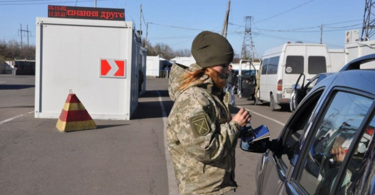 У КПВВ «Майорское» с утра собралось почти 100 авто