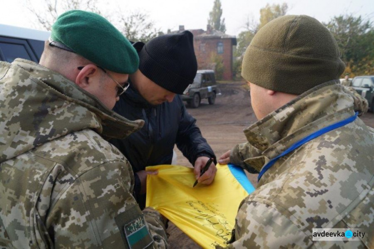 Чемпион мира по боксу  в зоне АТО приготовил для пограничников салат и провел мастер-класс (ФОТО)