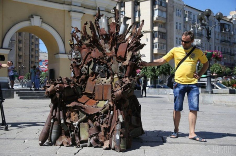 В Киев привезли Железный трон Востока (ФОТО+ВИДЕО)