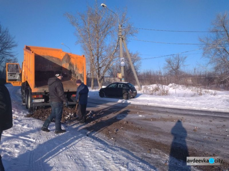 Авдеевка: дорога через железнодорожный переезд стала безопаснее (ФОТОФАКТ)