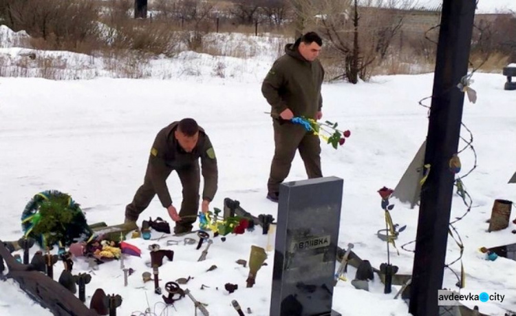 На в'їзді в Авдіївку в День Соборності підняли великий прапор