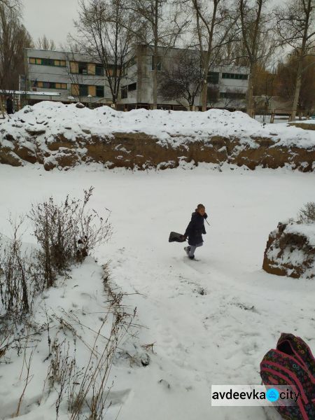 Авдеевская детвора обустроила себе досуг в строительном котловане (ФОТОФАКТ)