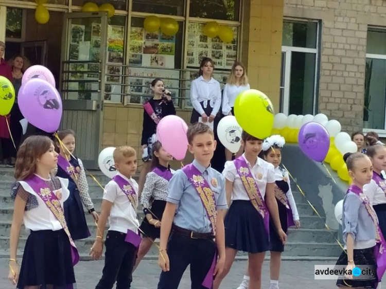 В школах Авдеевки прозвенели последние звонки (ФОТО)