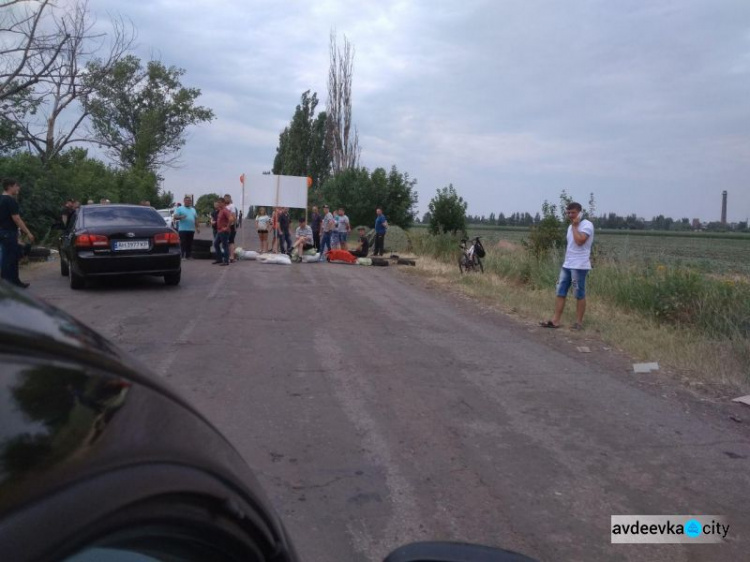 Авдеевцам на заметку: на въезде в Угледар бастующие шахтеры перекрыли дорогу, ведущую к морю (ФОТОФАКТ)