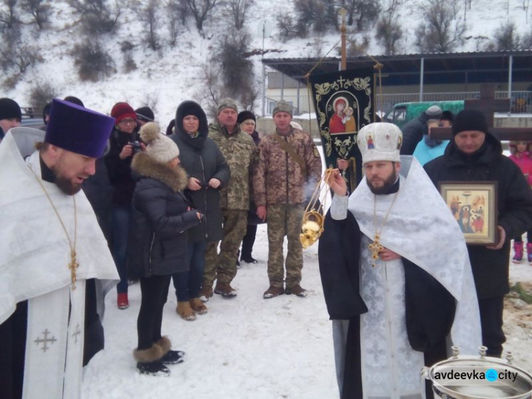 Представители CIMIC Avdeevka передали воинам помощь и окунулись в прорубь