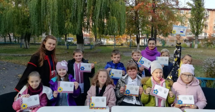 В Авдіївці школяри підготували вітальні листівки для військовослужбовців