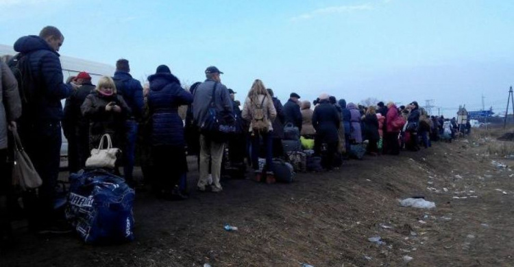 На КПВВ  люди больше всего жалуются на долгие очереди и ненадлежащие условия ожидания