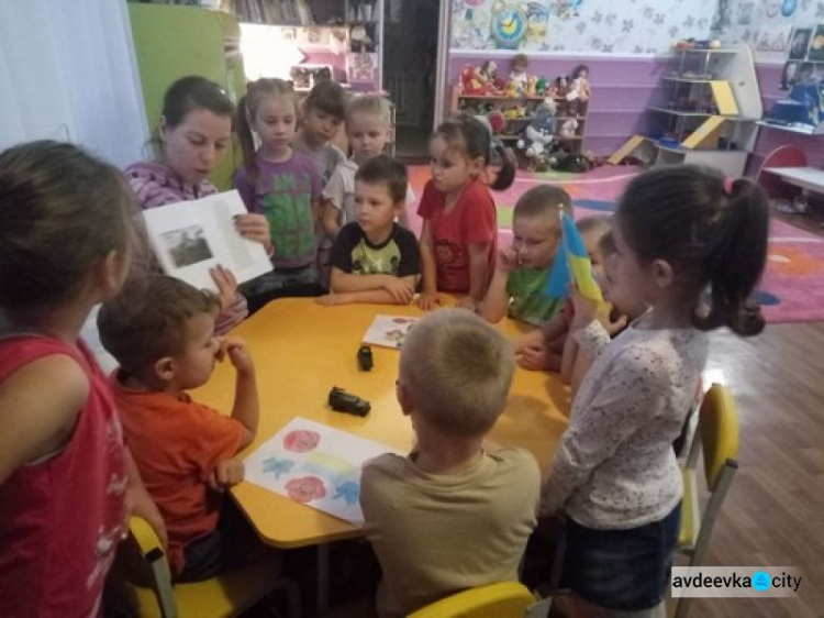 В Авдеевке малышки лечили раненых «бойцов»: фоторепортаж