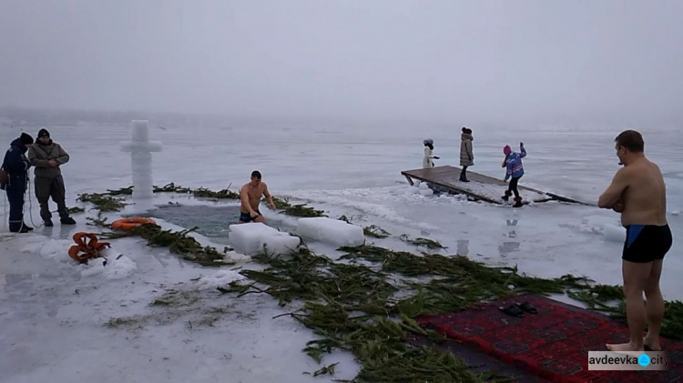 Крещенский день на “Голубых озёрах” в Авдеевке: “огонь” в Купели, игра на льду в снежки и селфи (ФОТОФАКТ)