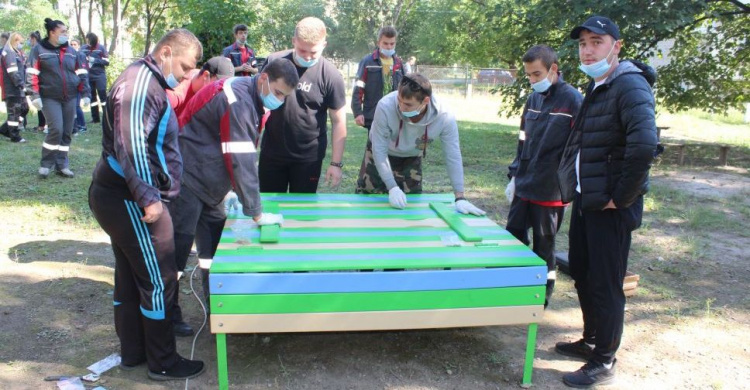 Заводчане АКХЗ навели порядок в «Искорке» и подарили воспитанникам игрушки