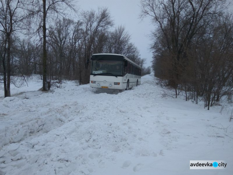 На Донетчине спасатели за сутки 30 раз вызволяли водителей из снежных ловушек на дорогах (ФОТО)