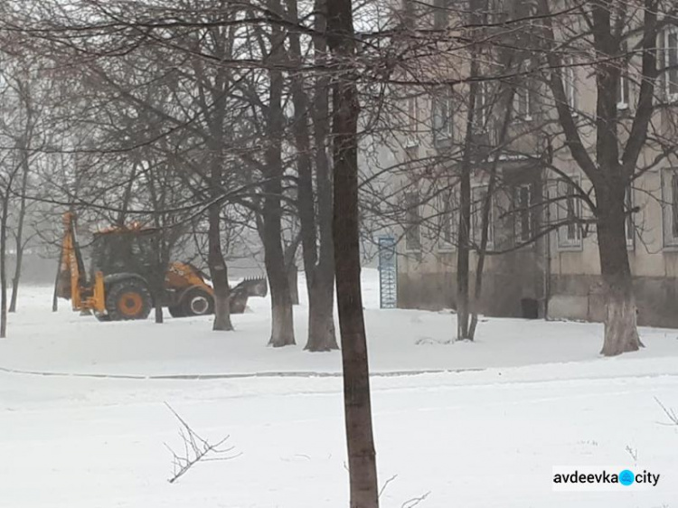 Коммунальщики Авдеевки вышли на борьбу с непогодой: фоторепортаж