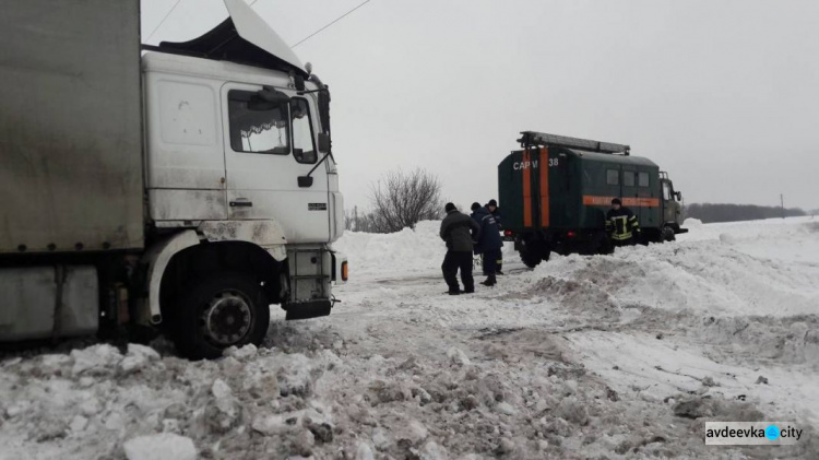 На Донетчине спасатели вызволяли водителей из снежных заносов и других "ловушек" на дорогах (ФОТО)