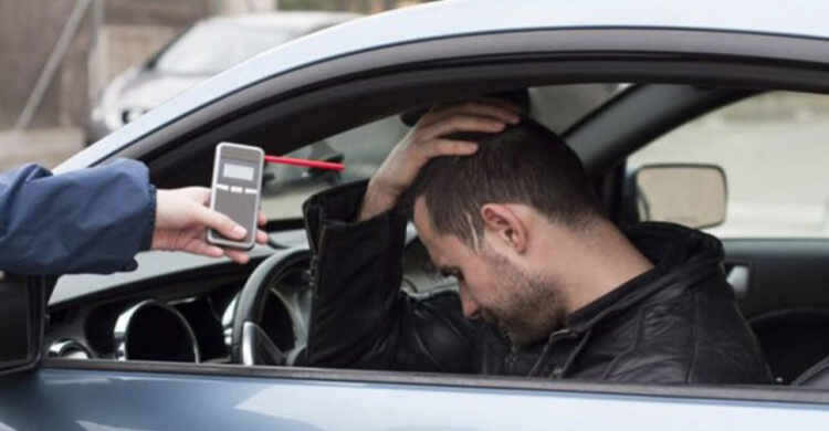 В Україні хочуть дозволити відбирати автомобілі у нетверезих водіїв та віддавати їх армії