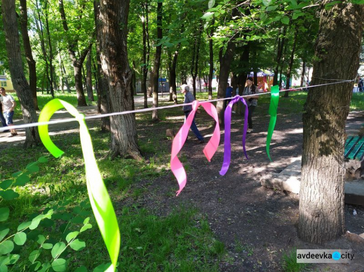 В школах Авдеевки ярко и трогательно отшумели последние звонки (ФОТОРЕПОРТАЖ)