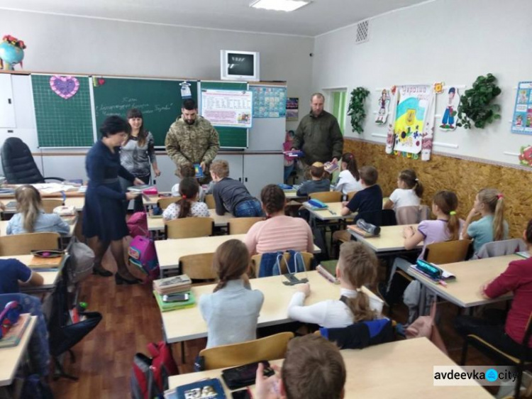 Авдеевские "симики" и волонтеры не оставили без помощи жителей прифронтового района (ФОТО)