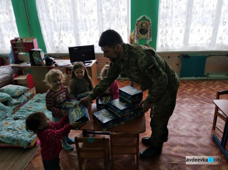 Авдеевские «симики» доставили подарки детям и помощь взрослым (ФОТО)