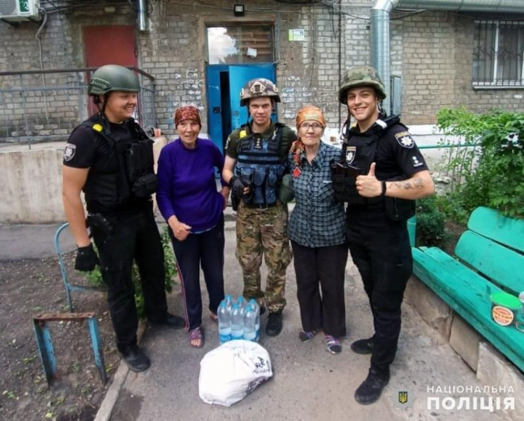 В Авдіївці поліцейські продовжують допомагати містянам