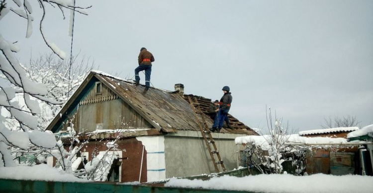 Шифер, брус и рубероид: спасатели ударно восстанавливают Авдеевку