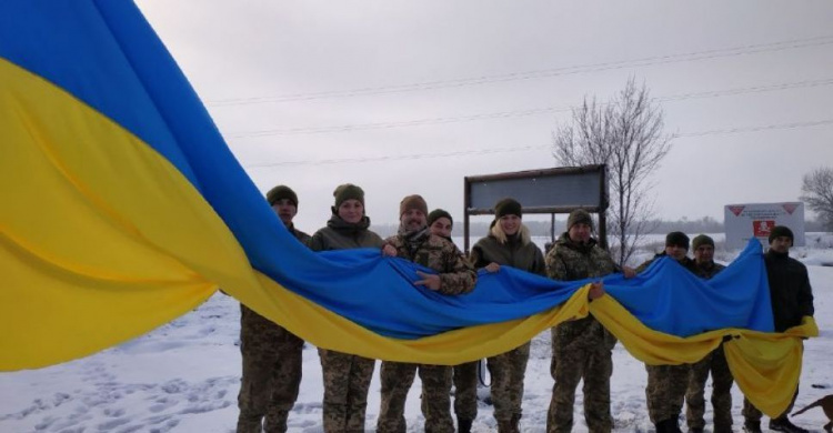 На въезде в Авдеевку реет восьмиметровый флаг Украины (ФОТО) 