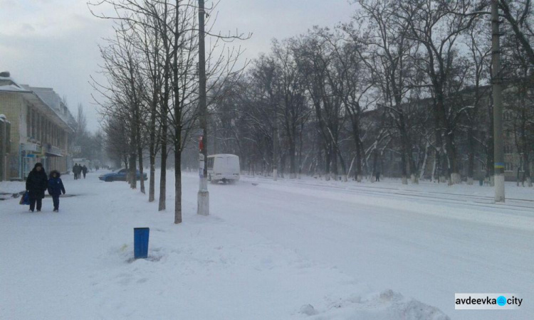 Авдеевские коммунальщики вышли на борьбу с последствиями снегопада (ФОТОФАКТ)