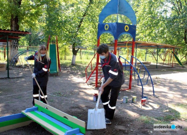 Заводчане АКХЗ навели порядок в «Искорке» и подарили воспитанникам игрушки