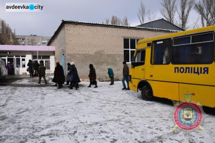 Полицейский служебный автобус  будет возить людей из старой части Авдеевки в центр города (ФОТО)