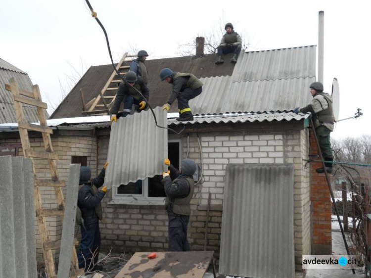 В Авдеевке ремонтировали поврежденные обстрелами дома по трем улицам (ФОТО)