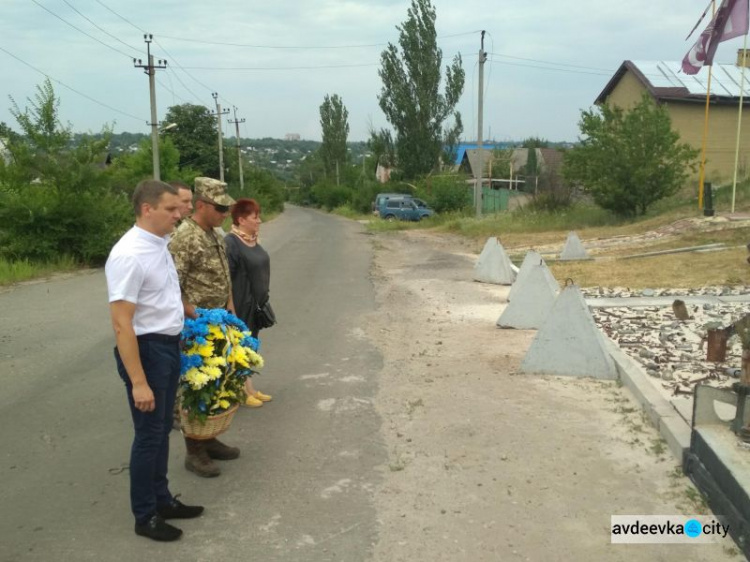 Авдеевские «симики» праздновали, возлагали цветы и сопровождали нардепа (ФОТО)