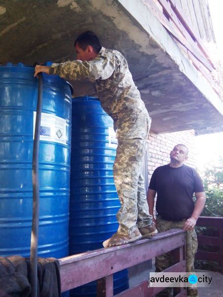 Представители Cimic Avdeevka привезли воду в прифронтовую зону (ФОТО)