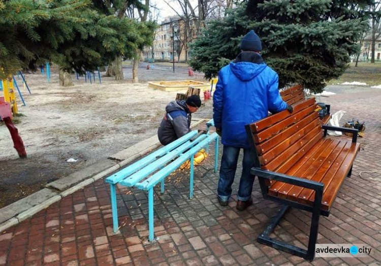 Комунальники Авдіївки встановили нові лави біля пам'ятнику Шевченко (ФОТОФАКТ)