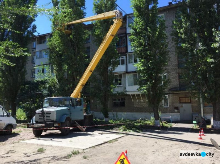 В Авдеевке поздравили героев коммунального фронта