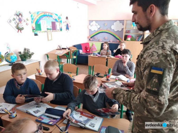 Авдеевские "симики" привезли в прифронтовые поселки книги-подарки для более 200 детей (ФОТО)