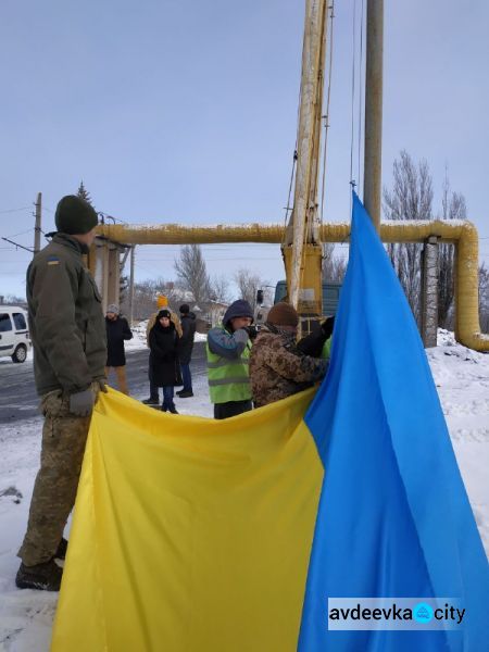 На въезде в Авдеевку реет восьмиметровый флаг Украины (ФОТО) 