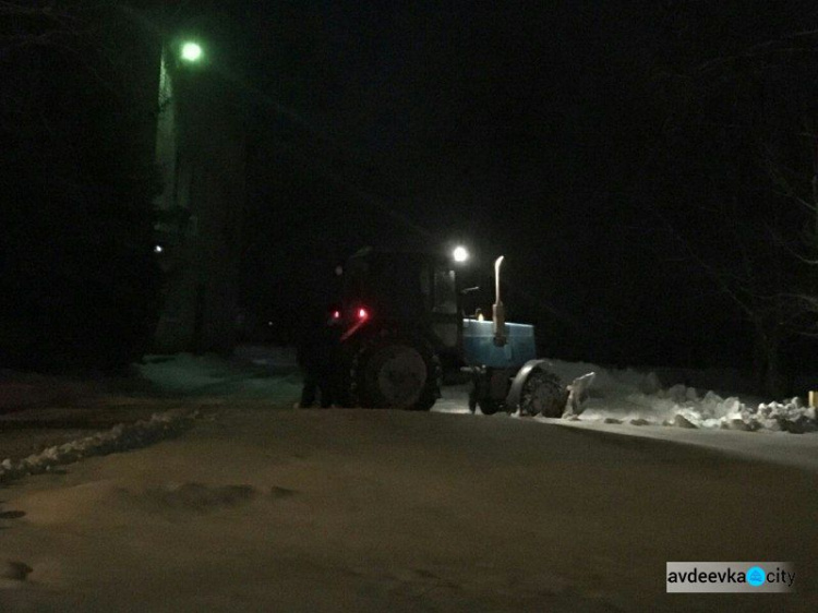 От рассвета до заката: в Авдеевке коммунальщики  борются с последствиями стихии (ФОТО)