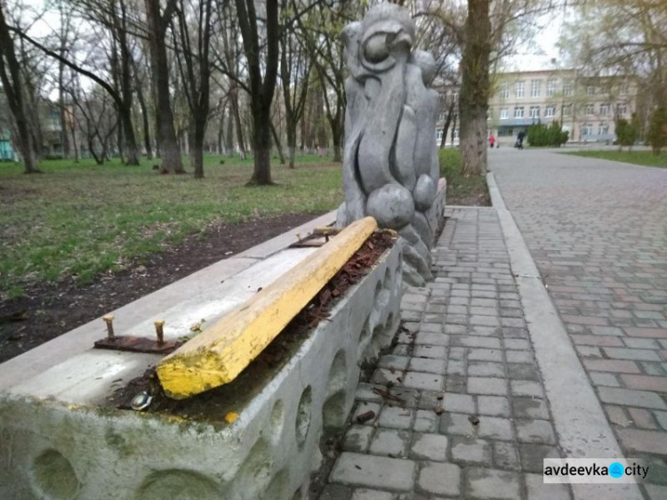 В центре Авдеевки вандалы растерзали лавочку (ФОТОФАКТ)