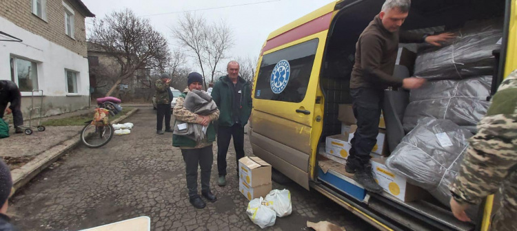 В канун Новорічних свят переселенці з Авдіївки отримали продукти і теплі ковдри