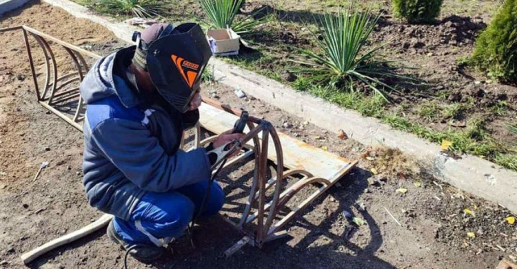 В Авдіївці біля ринку облаштували велопаркінг та пішохідні тротуари