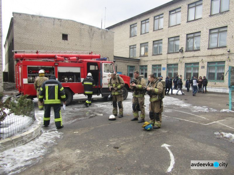 В Авдеевке пожарные проверяют помещения для голосования (ФОТО)