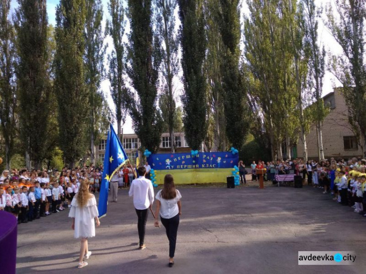 Фоторепортаж: День знаний в Авдеевке - вышиванки, юбилей, улыбки и слёзы