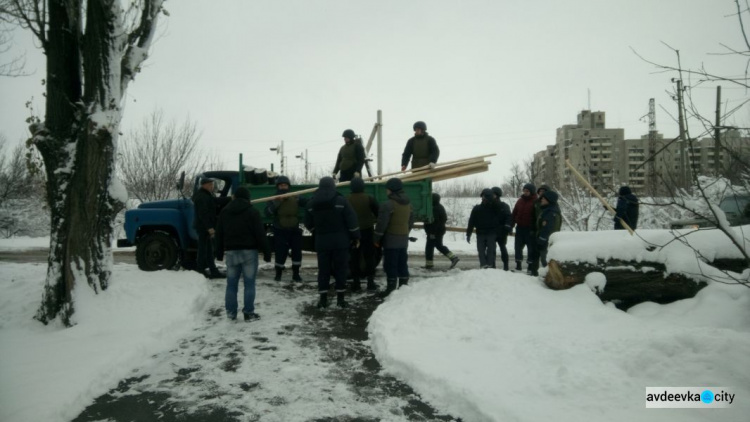 Шифер, брус и рубероид: спасатели ударно восстанавливают Авдеевку