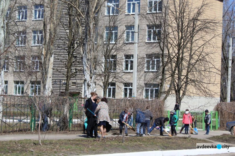 Авдеевку убирали взрослые и дети (ФОТО)