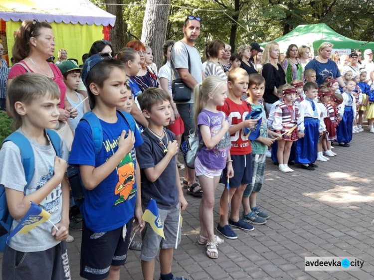 В Авдіївці співали, танцювали, нагороджували та віддавали шану захисникам: фотозвіт